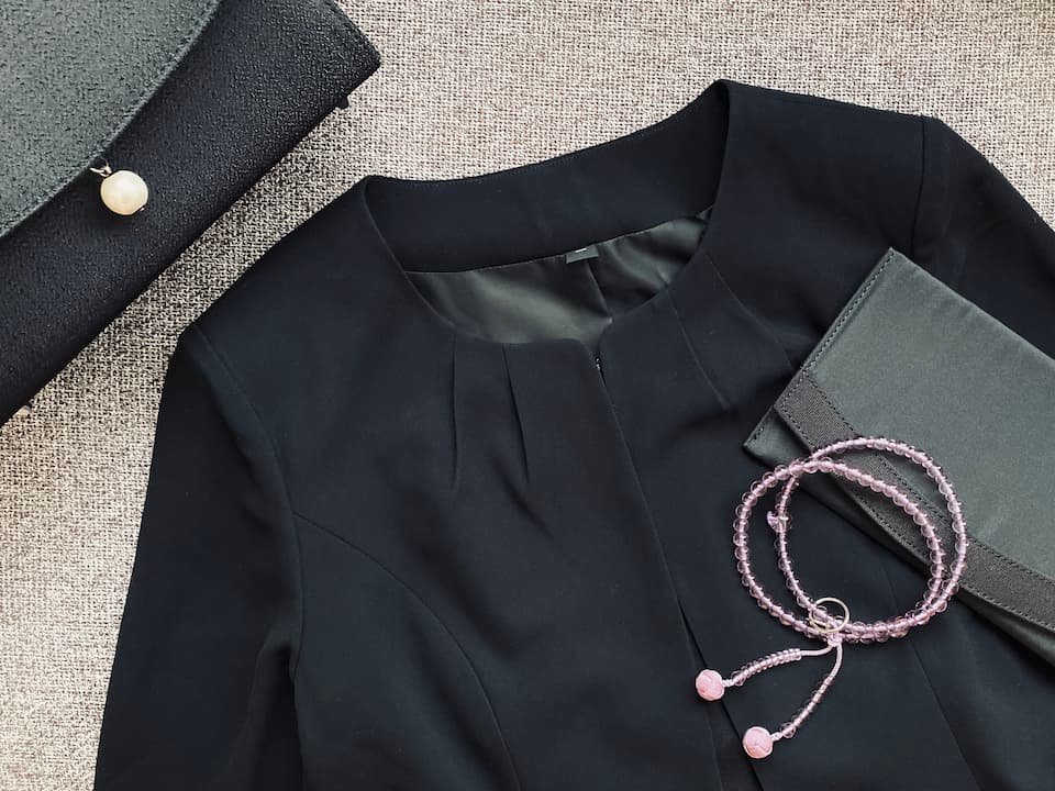 葬儀の服装や身だしなみ｜礼服と喪服の違いや髪型、メイク、アクセサリーの注意点を解説