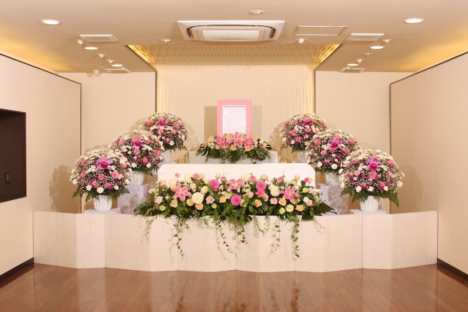 葬儀で使用する祭壇の役割とは？宗教別の祭壇の種類や選び方、費用を解説