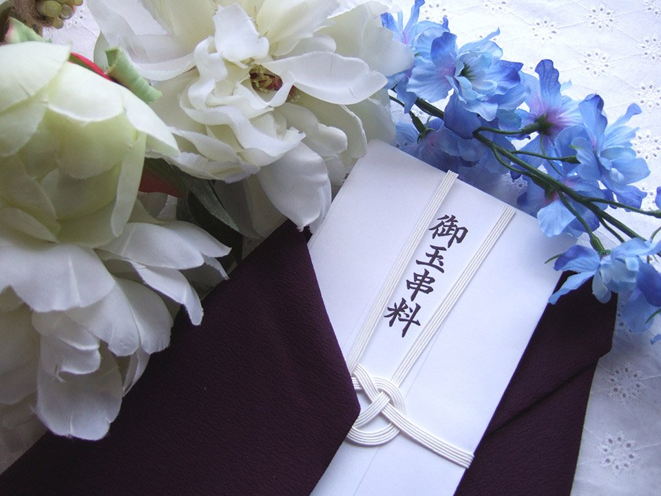 「玉串料（たまぐしりょう）」とは？ 初穂料との違い、金額相場、包み方やマナーについて解説