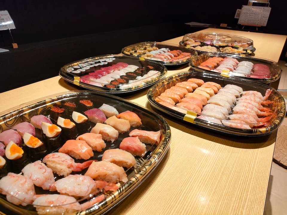 通夜振る舞いとは？ 喪主が知るべき意味・マナー・費用・準備