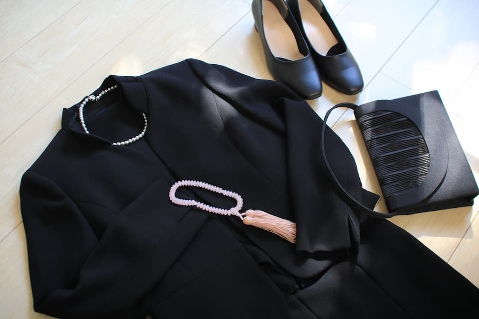 葬式で真珠のアクセサリーは着けてもいい？葬儀での服装マナー｜アクセサリー編