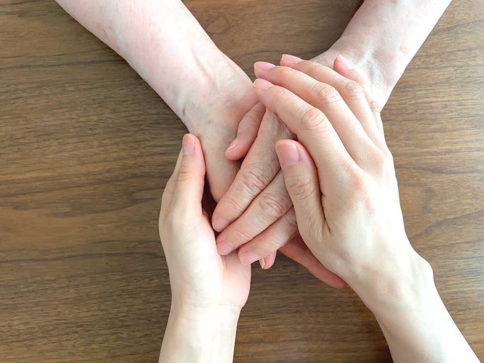 一人暮らしの親が亡くなったら最初にやること｜遠方でも慌てない死亡直後～葬儀・手続きの流れ